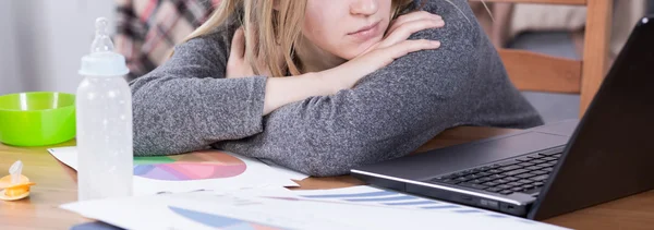 Een werkende moeder wordt helemaal niet gemakkelijk — Stockfoto