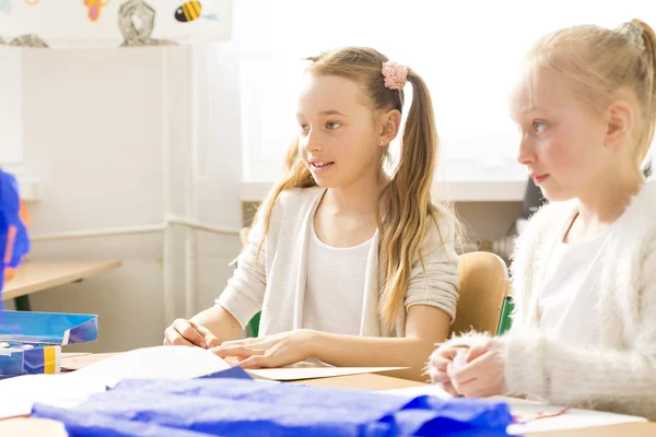 Ze werken hard om de beste studenten — Stockfoto