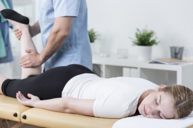 Kadın müşterinin bacak masaj masör