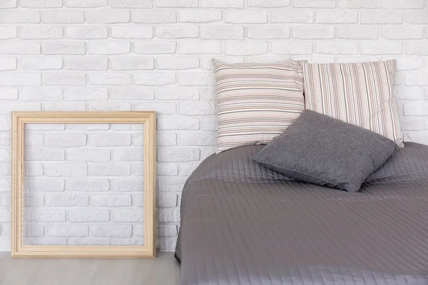Стильная спальня с декоративной кирпичной стеной — стоковое фото