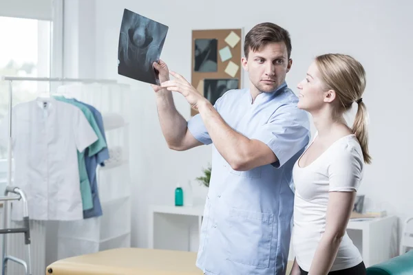 Analyzing x-ray of hip joint — Stock Photo, Image