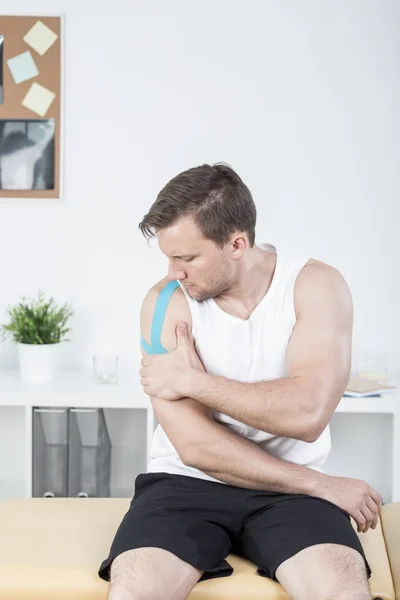 Hombre deportivo con lesión en el brazo — Foto de Stock