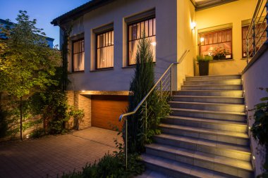 Modern ve aydınlatılmış cephe 