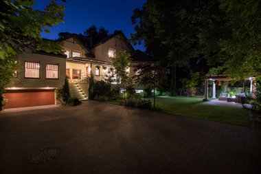 Arnavut kaldırımlı driveway ile beyaz köşk