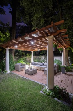 Işıklı arka bahçesinde