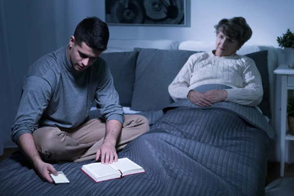 Zal u het lezen van dit boek voor mij? — Stockfoto