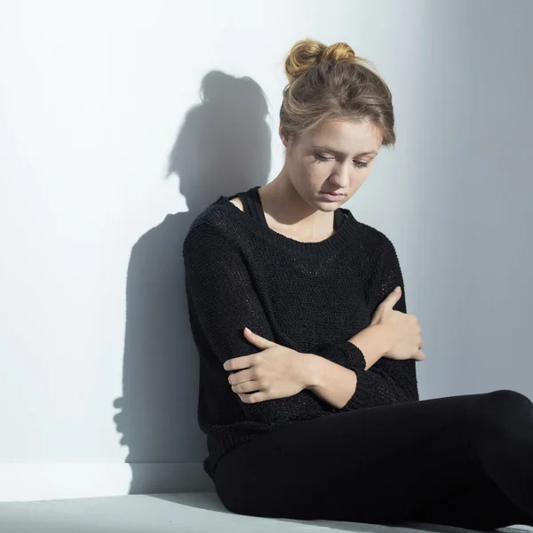 Eenzame vrouw met anorexia nervosa — Stockfoto