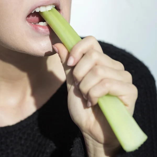 Selderij eten — Stockfoto