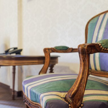 Koloni küçük masa ve koltukları