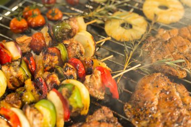 Izgara et, shashliks ve ananas