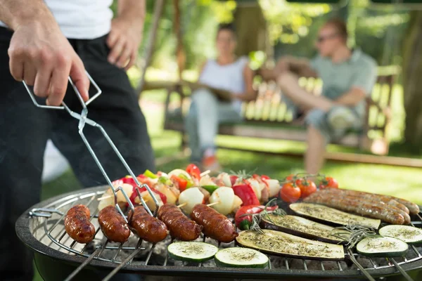 Grilling sausages and vegetables — Stock Photo, Image