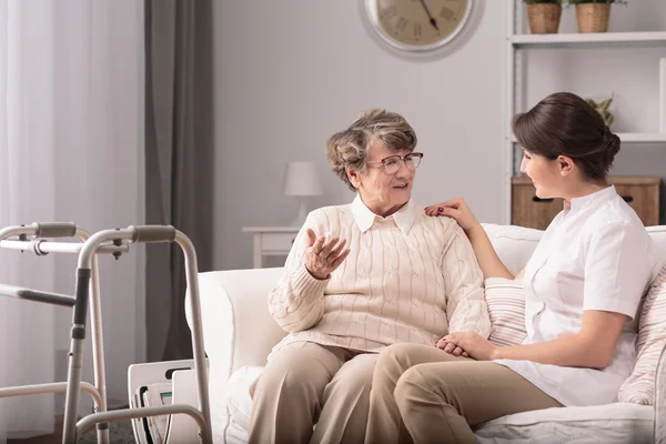 Stödjande vårdare och patient — Stockfoto