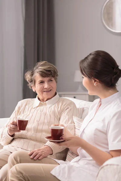 Samen met het drinken van thee — Stockfoto