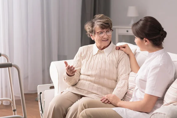 Conversando com paciente — Fotografia de Stock