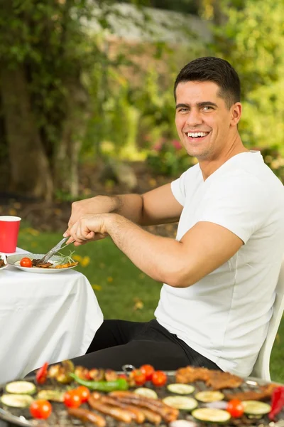 Comer comida a la parrilla —  Fotos de Stock