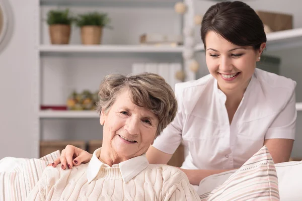 Lachende senior vrouw — Stockfoto