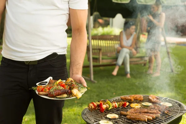 Plade fuld af grillet mad - Stock-foto