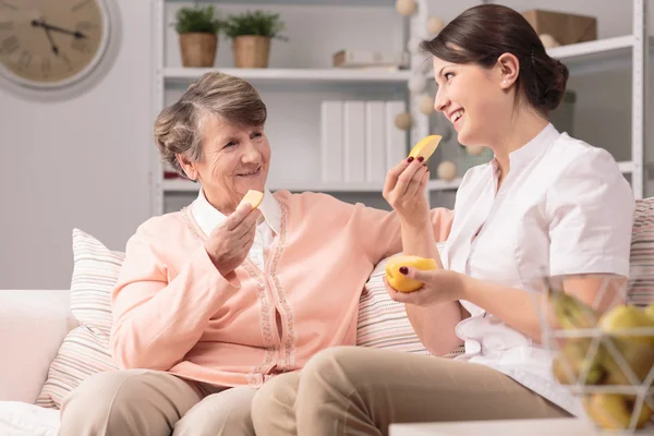 Comiendo bocadillos juntos — Foto de Stock