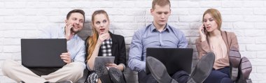 Gossipping iş yerinde onların günlük rutin olduğunu