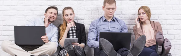 Gossipping på jobbet är de dagliga rutinerna — Stockfoto