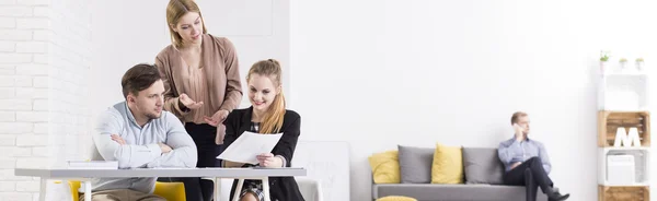 Vergelijken hun ideeën op de bedrijfsstrategie — Stockfoto