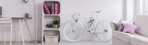 방에 자전거를 유지? 왜 안 되겠어요? — 스톡 사진