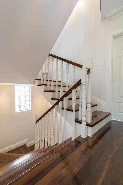 Escadaria de madeira elegante — Fotografia de Stock