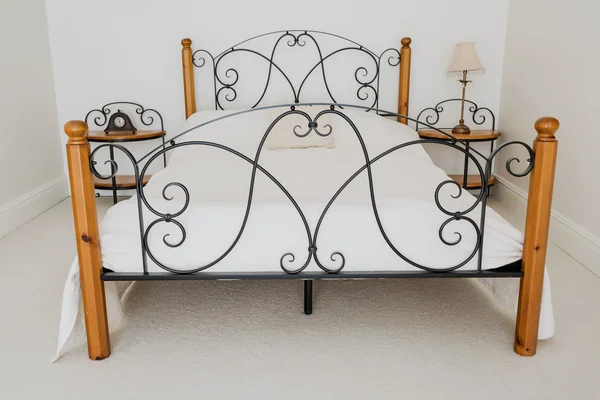 Elegante houten en metalen bed — Stockfoto