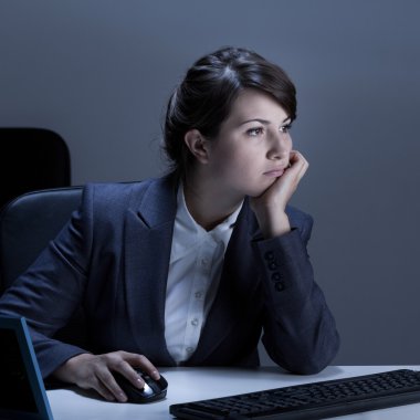 Gece ofiste genç kadın