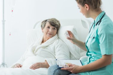 Medcines hastaya veren hemşire