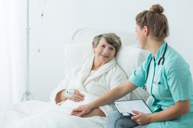 Doktor destekleyici hasta işleminden önce