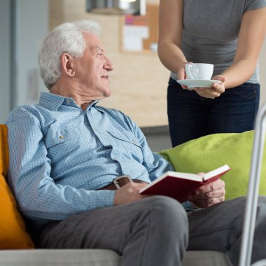 Bakıcı veren adam kahve devre dışı