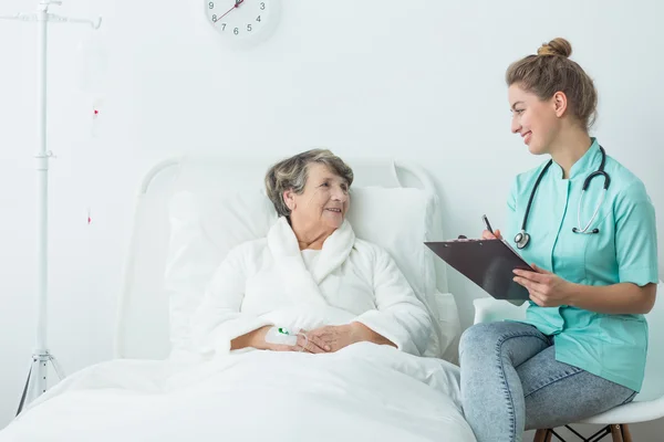 Medico femminile e malato anziano — Foto Stock