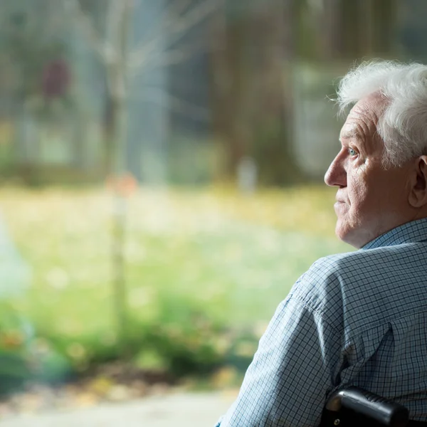 Evin içinde yaşlı adam