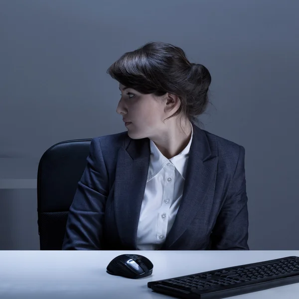 Femme d'affaires dans le bureau — Photo