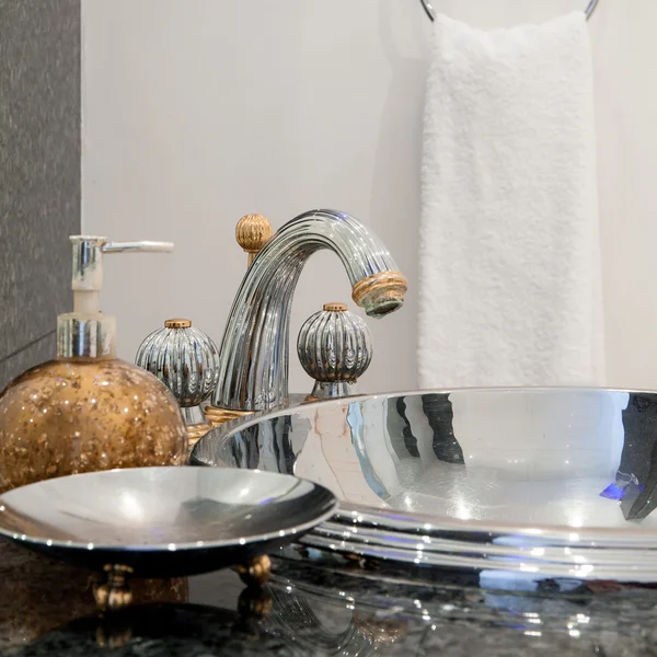 Silbernes Waschbecken im teuren Badezimmer — Stockfoto