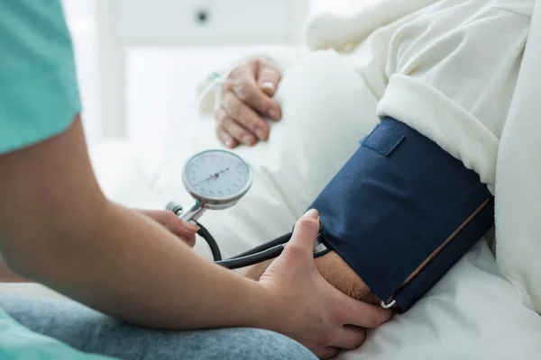 Krankenschwester nimmt Blutdruck — Stockfoto