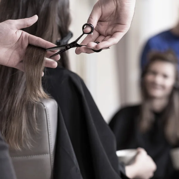 Вырезание длинных волос — стоковое фото