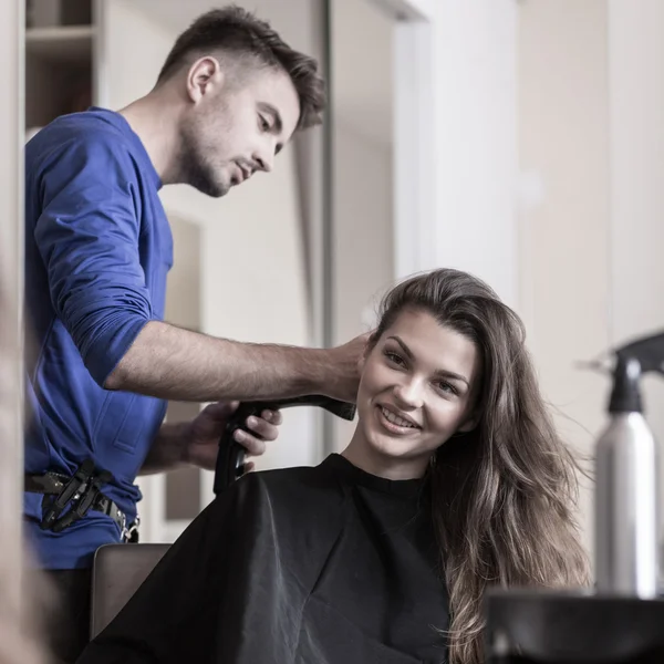 Yeni ve profesyonel saç kurutma makinesi — Stok fotoğraf