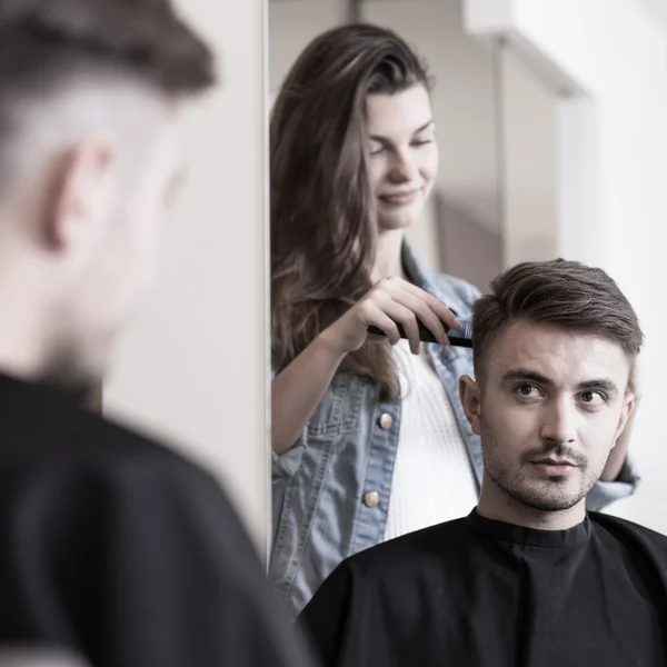 Mann mit Haarschnitt — Stockfoto