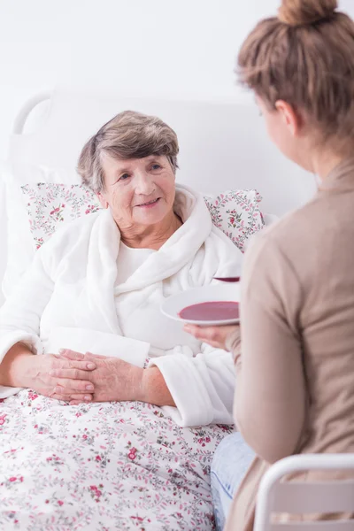 Signora malata che ha sostegno — Foto Stock