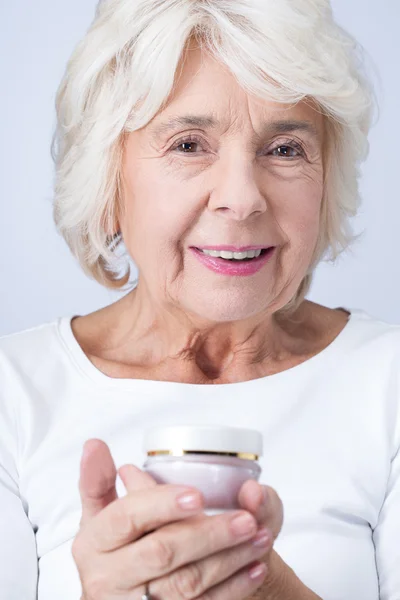 Anti-aging cream helps to keep your face young — Stock Photo, Image