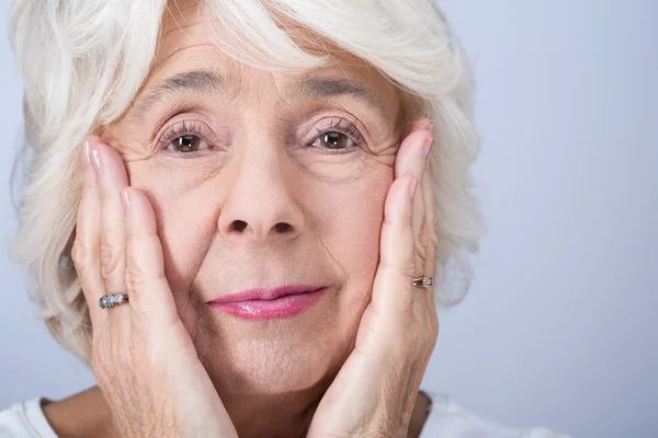 Porträt einer älteren schönen Frau — Stockfoto