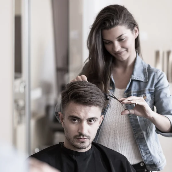 Ung frisör och manliga kund — Stockfoto