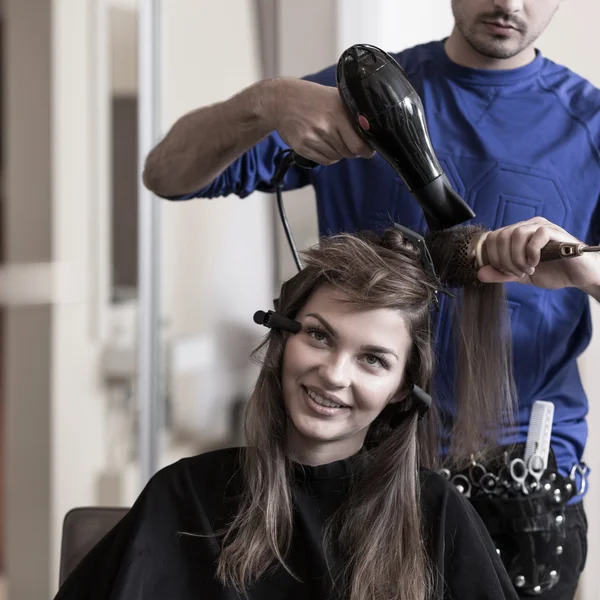 Brunett tjej på frisör salong — Stockfoto