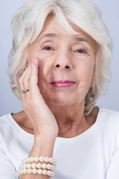 Vrouw en werkt anti-aging crème — Stockfoto