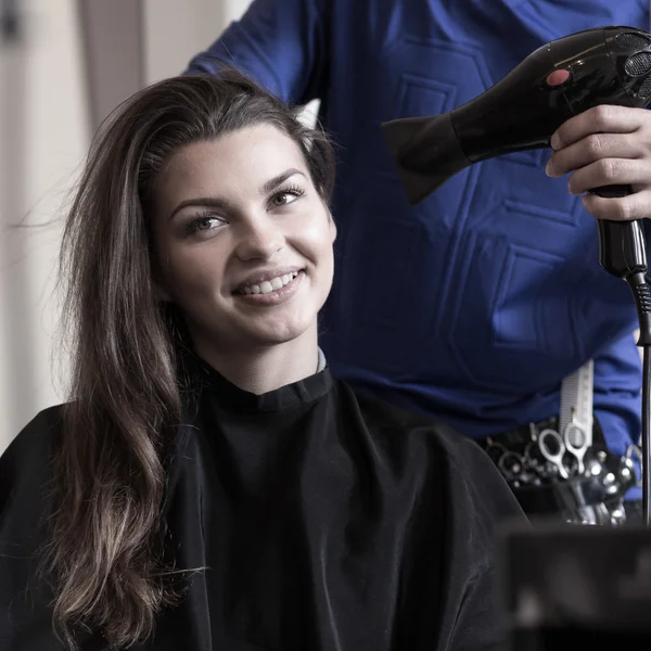 Coiffeur séchage cheveux femme — Photo