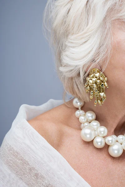 Verfijnde sieraden voor oudere vrouw — Stockfoto