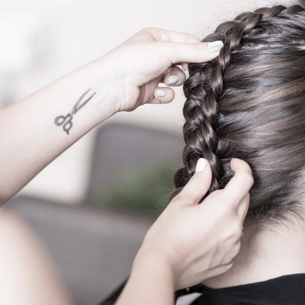 Création d'une coiffure tressée — Photo