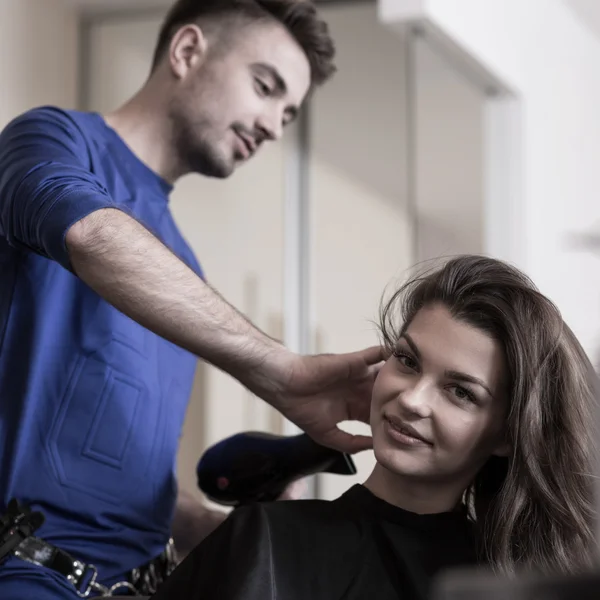 Friseur mit Haartrockner — Stockfoto